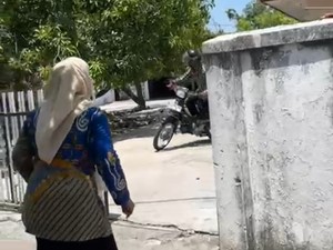 Ibu-ibu di Sampang Nyaris Ditabrak Saat Adang Maling Motor
