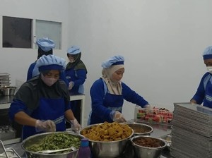 Cerita Para Pekerja Dapur MBG di Lombok yang Tanpa BPJS Ketenagakerjaan