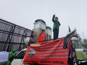 Diguyur Hujan, Massa Ojol Suarakan Potongan Aplikator 10% di Depan DPR