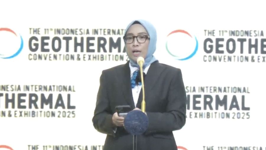 Direktur Jenderal Energi Baru, Terbarukan, dan Konservasi Energi, Eniya Listiani Dewi saat menyampaikan paparan dalam Opening Ceremony The 11th Indonesia International Geothermal Convention & Exhibition 2025. (Tangkapan Layar Youtube/Kementerian ESDM)