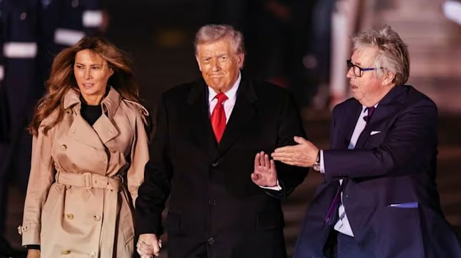 Presiden AS Donald Trump dan Ibu Negara Melania Trump disambut oleh Viscount Henry Hood, yang mewakili Raja Charles dari Inggris, saat mereka tiba untuk kunjungan kenegaraan ke Inggris, di Bandara Stansted London dekat London, Inggris, 16 September 2025. (Reuters/Chris Radburn)