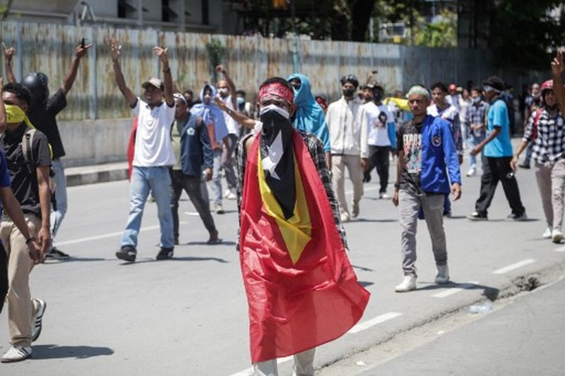 A firefighter extinguishes a blaze set alight by university students protesting the parliaments plan to buy 65 SUVs for lawmakers in Dili, East Timor, on September 16, 2025. East Timor police fired tear gas on September 16 at protesters railing for the second day against a plan to buy new official cars for lawmakers, which became the latest flashpoint in one of the poorest nations in Southeast Asia. (Photo by VALENTINO DARIELL DE SOUSA / AFP)