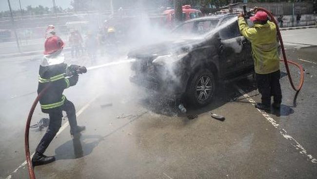 Update Demo RI Nular ke Tetangga, 2000 Massa Serbu Jalan-Mobil Dibakar