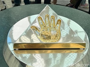 Cetakan Tangan Emas Presiden Pertama Kazakhstan di Puncak Menara 105 Meter