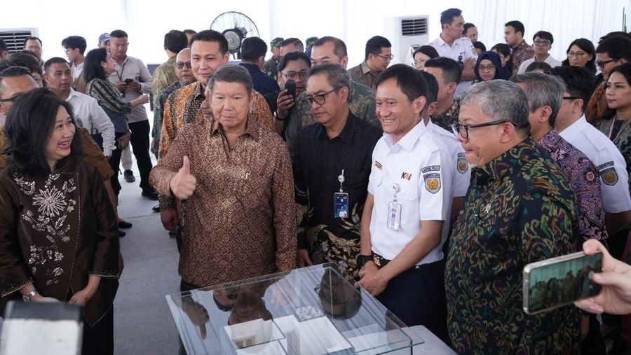Hashim Djojohadikusumo, Fahri Hamzah, dan Dirut KAI Bobby Rasyid saat meresmikan proyek pembangunan 50.000 unit hunian di Kampung Bandan, Jakarta Utara/Dok: KAI