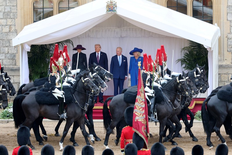 Presiden Donald Trump dan Raja Inggris Charles III meninjau Penjaga Kehormatan setelah kedatangan di Kastil Windsor di Windsor, Inggris, 17 September 2025. Presiden Donald Trump dan Raja Inggris Charles III meninjau Penjaga Kehormatan setelah kedatangan di Kastil Windsor di Windsor, Inggris, 17 September 2025. (Kirsty Wigglesworth/Pool via REUTERS)