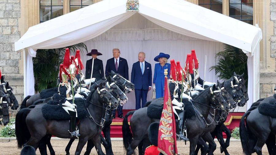 Presiden Donald Trump dan Raja Inggris Charles III meninjau Penjaga Kehormatan setelah kedatangan di Kastil Windsor di Windsor, Inggris, 17 September 2025. (Kirsty Wigglesworth/Pool via REUTERS)
