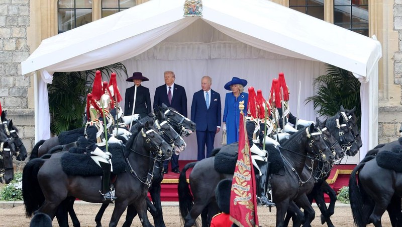 Presiden Donald Trump dan Raja Inggris Charles III meninjau Penjaga Kehormatan setelah kedatangan di Kastil Windsor di Windsor, Inggris, 17 September 2025. (Kirsty Wigglesworth/Pool via REUTERS)