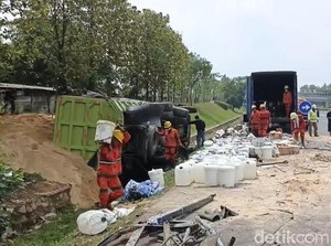 Truk Angkut Lem Sepatu Oleng hingga Tabrak Truk Parkir di Tol Cipali