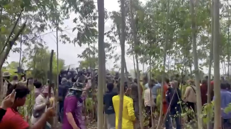 Ketegangan kembali meningkat di perbatasan Thailand–Kamboja setelah polisi Thailand menembakkan gas air mata dan peluru karet ke arah warga sipil Kamboja pada Rabu (17/9/2025). (Tangkapan Layar Video Reuters/AKP)