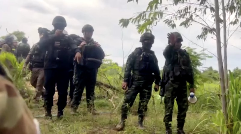 Ketegangan kembali meningkat di perbatasan Thailand–Kamboja setelah polisi Thailand menembakkan gas air mata dan peluru karet ke arah warga sipil Kamboja pada Rabu (17/9/2025). (Tangkapan Layar Video Reuters/AKP)