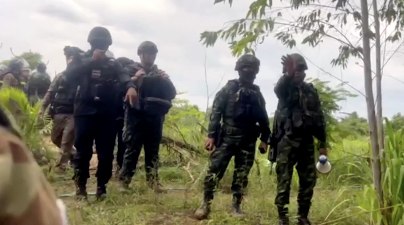 Ketegangan kembali meningkat di perbatasan Thailand–Kamboja setelah polisi Thailand menembakkan gas air mata dan peluru karet ke arah warga sipil Kamboja pada Rabu (17/9/2025). (Tangkapan Layar Video Reuters/AKP)
