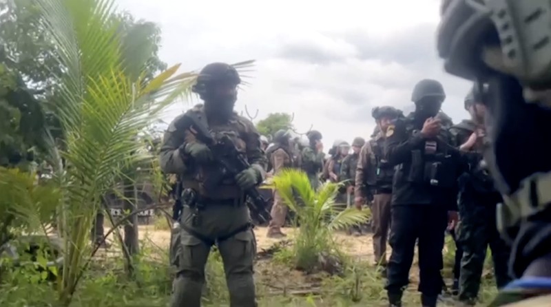 Ketegangan kembali meningkat di perbatasan Thailand–Kamboja setelah polisi Thailand menembakkan gas air mata dan peluru karet ke arah warga sipil Kamboja pada Rabu (17/9/2025). Ketegangan kembali meningkat di perbatasan Thailand–Kamboja setelah polisi Thailand menembakkan gas air mata dan peluru karet ke arah warga sipil Kamboja pada Rabu (17/9/2025). (Tangkapan Layar Video Reuters/AKP)