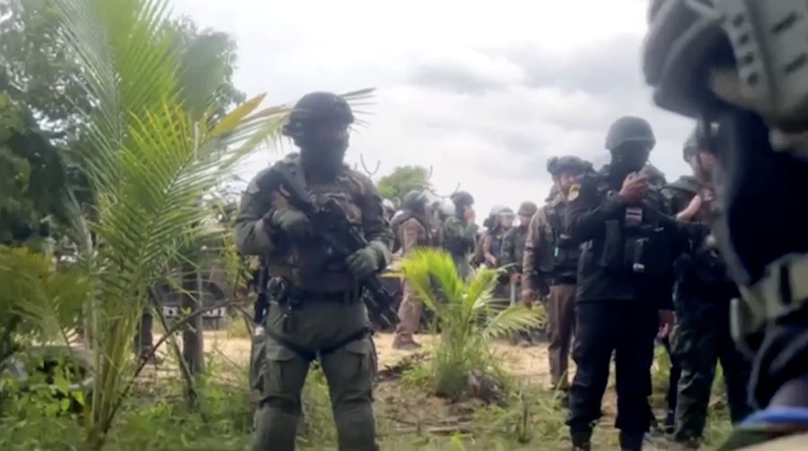 Ketegangan kembali meningkat di perbatasan Thailand–Kamboja setelah polisi Thailand menembakkan gas air mata dan peluru karet ke arah warga sipil Kamboja pada Rabu (17/9/2025). (Tangkapan Layar Video Reuters/AKP)