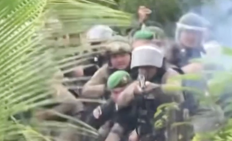 Ketegangan kembali meningkat di perbatasan Thailand–Kamboja setelah polisi Thailand menembakkan gas air mata dan peluru karet ke arah warga sipil Kamboja pada Rabu (17/9/2025). (Tangkapan Layar Video Reuters/AKP)