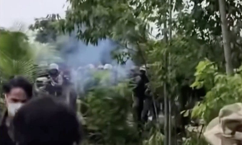 Ketegangan kembali meningkat di perbatasan Thailand–Kamboja setelah polisi Thailand menembakkan gas air mata dan peluru karet ke arah warga sipil Kamboja pada Rabu (17/9/2025). (Tangkapan Layar Video Reuters/AKP)