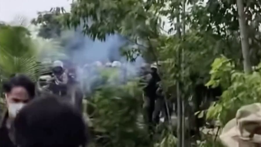 Ketegangan kembali meningkat di perbatasan Thailand–Kamboja setelah polisi Thailand menembakkan gas air mata dan peluru karet ke arah warga sipil Kamboja pada Rabu (17/9/2025). (Tangkapan Layar Video Reuters/AKP)