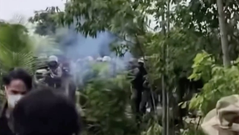 Ketegangan kembali meningkat di perbatasan Thailand–Kamboja setelah polisi Thailand menembakkan gas air mata dan peluru karet ke arah warga sipil Kamboja pada Rabu (17/9/2025). (Tangkapan Layar Video Reuters/AKP)