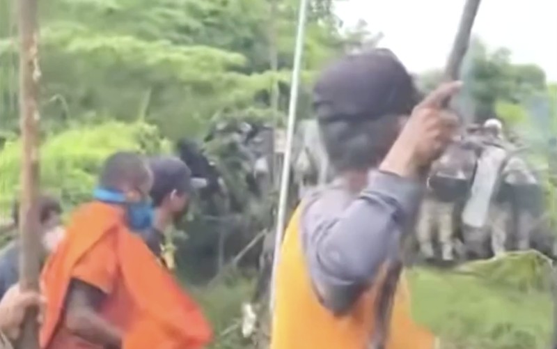 Ketegangan kembali meningkat di perbatasan Thailand–Kamboja setelah polisi Thailand menembakkan gas air mata dan peluru karet ke arah warga sipil Kamboja pada Rabu (17/9/2025). Ketegangan kembali meningkat di perbatasan Thailand–Kamboja setelah polisi Thailand menembakkan gas air mata dan peluru karet ke arah warga sipil Kamboja pada Rabu (17/9/2025). (Tangkapan Layar Video Reuters/AKP)