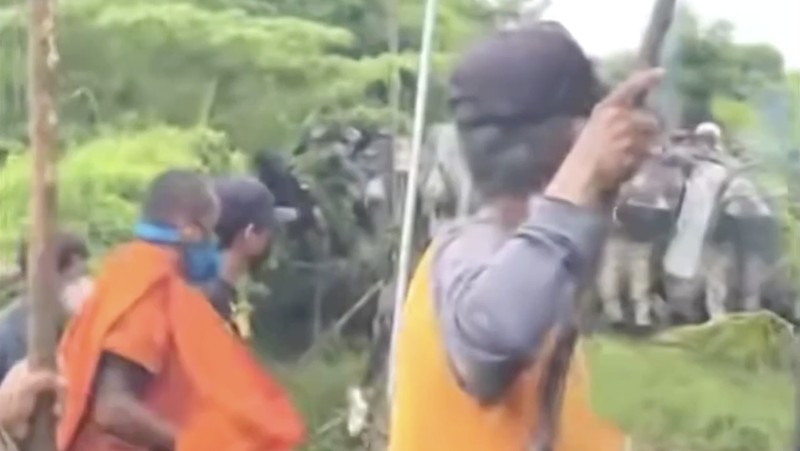 Ketegangan kembali meningkat di perbatasan Thailand–Kamboja setelah polisi Thailand menembakkan gas air mata dan peluru karet ke arah warga sipil Kamboja pada Rabu (17/9/2025). (Tangkapan Layar Video Reuters/AKP)