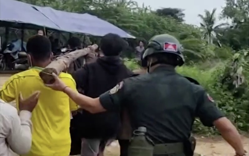 Ketegangan kembali meningkat di perbatasan Thailand–Kamboja setelah polisi Thailand menembakkan gas air mata dan peluru karet ke arah warga sipil Kamboja pada Rabu (17/9/2025). (Tangkapan Layar Video Reuters/AKP)