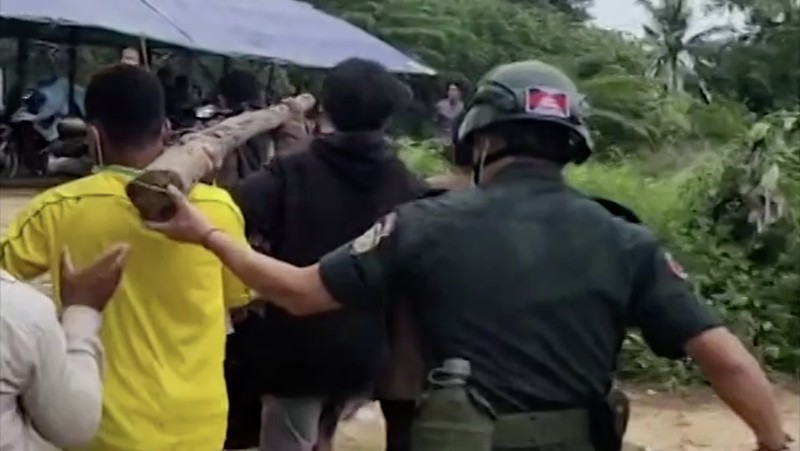Ketegangan kembali meningkat di perbatasan Thailand–Kamboja setelah polisi Thailand menembakkan gas air mata dan peluru karet ke arah warga sipil Kamboja pada Rabu (17/9/2025). (Tangkapan Layar Video Reuters/AKP)