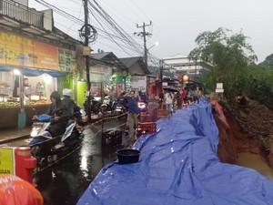 Video: Jalan Arah Gunung Salak Bogor Longsor Lagi saat Tengah Perbaikan