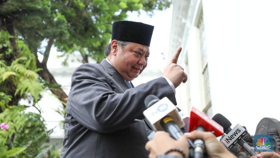 Menko Perekonomian, Airlangga Hartarto saat tiba di Istana Negara, Jakarta, Rabu (17/9/2025). (CNBC Indonesia/Tri Susilo)