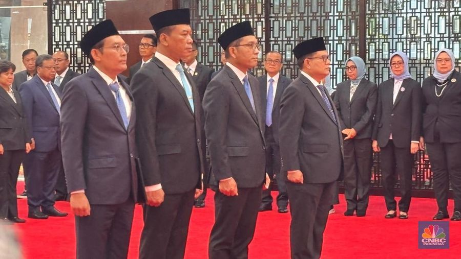 Menteri ESDM Bahlil Lahadalia melantik 4 pejabat baru di lingkungan Kementerian ESDM. (CNBC Indonesia/Firda Dwi Muliawati)