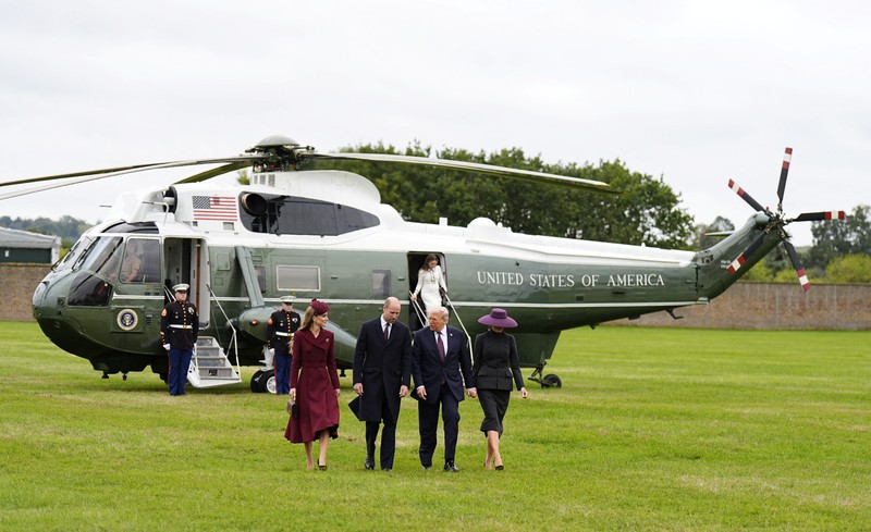 Presiden Donald Trump dan Raja Inggris Charles III meninjau Penjaga Kehormatan setelah kedatangan di Kastil Windsor di Windsor, Inggris, 17 September 2025. Presiden Donald Trump dan Raja Inggris Charles III meninjau Penjaga Kehormatan setelah kedatangan di Kastil Windsor di Windsor, Inggris, 17 September 2025. (Kirsty Wigglesworth/Pool via REUTERS)