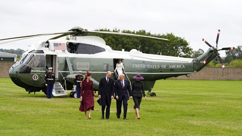 Presiden Donald Trump dan Raja Inggris Charles III meninjau Penjaga Kehormatan setelah kedatangan di Kastil Windsor di Windsor, Inggris, 17 September 2025. (Kirsty Wigglesworth/Pool via REUTERS)