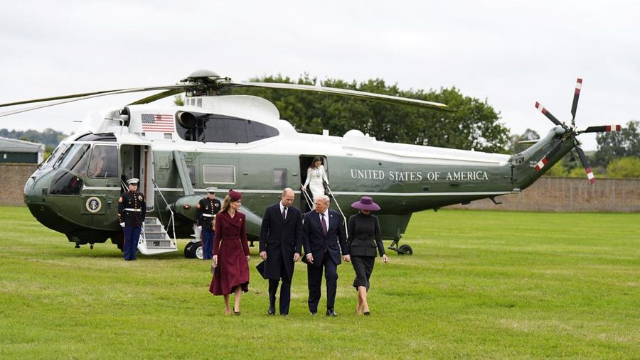 Presiden Donald Trump dan Raja Inggris Charles III meninjau Penjaga Kehormatan setelah kedatangan di Kastil Windsor di Windsor, Inggris, 17 September 2025. Presiden Donald Trump dan Raja Inggris Charles III meninjau Penjaga Kehormatan setelah kedatangan di Kastil Windsor di Windsor, Inggris, 17 September 2025. (Kirsty Wigglesworth/Pool via REUTERS)