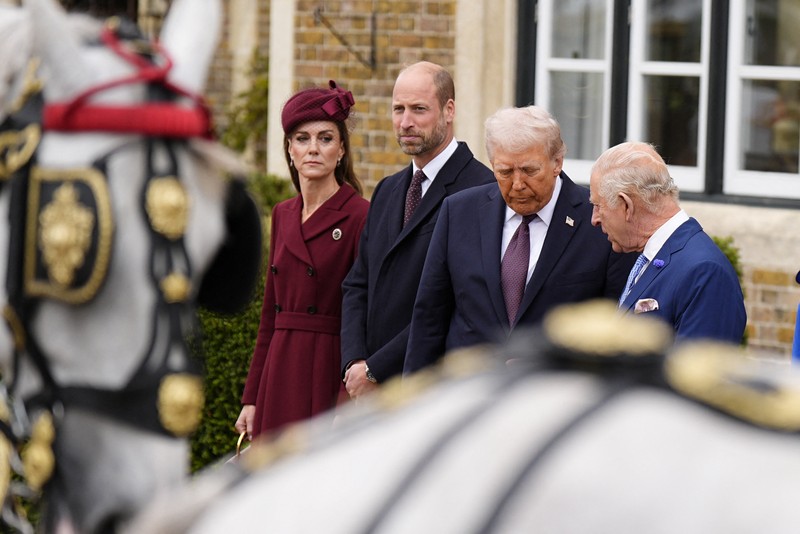 Presiden Donald Trump dan Raja Inggris Charles III meninjau Penjaga Kehormatan setelah kedatangan di Kastil Windsor di Windsor, Inggris, 17 September 2025. Presiden Donald Trump dan Raja Inggris Charles III meninjau Penjaga Kehormatan setelah kedatangan di Kastil Windsor di Windsor, Inggris, 17 September 2025. (Kirsty Wigglesworth/Pool via REUTERS)