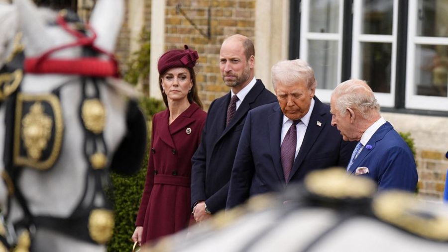 Presiden Donald Trump dan Raja Inggris Charles III meninjau Penjaga Kehormatan setelah kedatangan di Kastil Windsor di Windsor, Inggris, 17 September 2025. (Kirsty Wigglesworth/Pool via REUTERS)