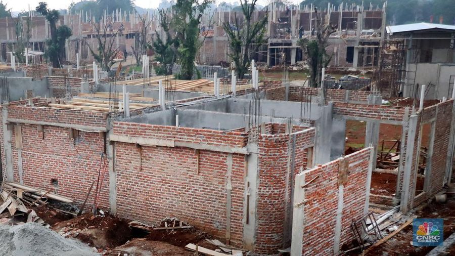 Pekerja menyelesaikan bangunan perumahan dengan menggunakan material bata merah di kawasan perumahan Shila at Sawangan, Depok, Jawa Barat.