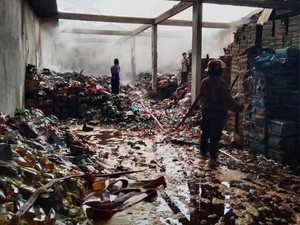 Kobaran Api Hanguskan Gudang Sembako Pasar Surade Sukabumi