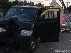 Brakk! Pikap Ringsek Usai Tabrak Tiang Dekat Exit Tol Kuncen Klaten