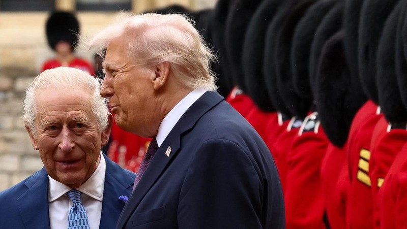 King Charles III (right) and US President Donald Trump review the guard of honour during the ceremonial welcome at Windsor Castle, Berkshire, on day one of the president's second state visit to the UK. Picture date: Wednesday September 17, 2025.    Jonathan Brady/Pool via REUTERS