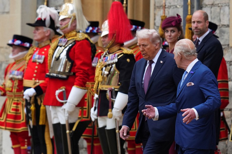 Presiden Donald Trump dan Raja Inggris Charles III meninjau Penjaga Kehormatan setelah kedatangan di Kastil Windsor di Windsor, Inggris, 17 September 2025. (Kirsty Wigglesworth/Pool via REUTERS)