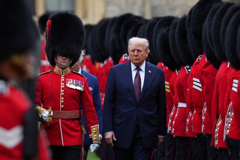 Presiden Donald Trump dan Raja Inggris Charles III meninjau Penjaga Kehormatan setelah kedatangan di Kastil Windsor di Windsor, Inggris, 17 September 2025. (Kirsty Wigglesworth/Pool via REUTERS)