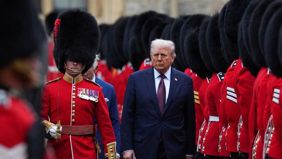 Presiden Donald Trump dan Raja Inggris Charles III meninjau Penjaga Kehormatan setelah kedatangan di Kastil Windsor di Windsor, Inggris, 17 September 2025. (Kirsty Wigglesworth/Pool via REUTERS)