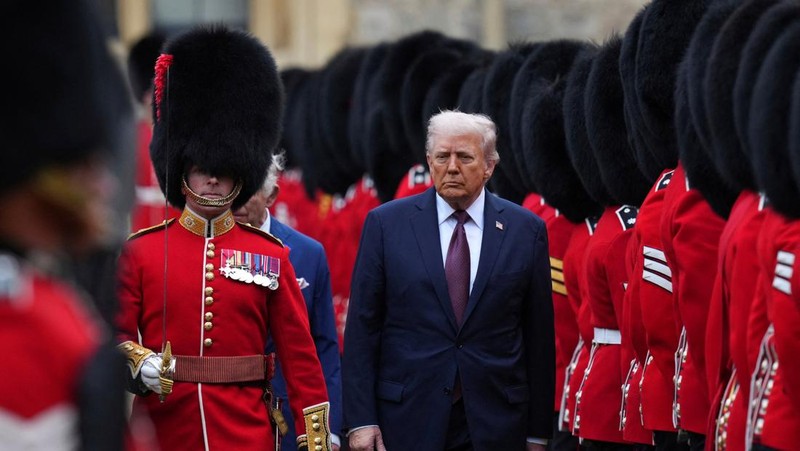 Presiden Donald Trump dan Raja Inggris Charles III meninjau Penjaga Kehormatan setelah kedatangan di Kastil Windsor di Windsor, Inggris, 17 September 2025. (Kirsty Wigglesworth/Pool via REUTERS)