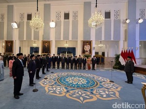 Prabowo Resmi Lantik 11 Pejabat: Menko Polkam Djamari Chaniago, Menpora Erick Thohir