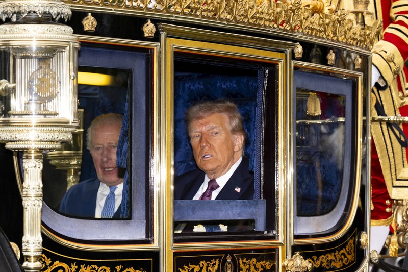 Presiden Donald Trump dan Raja Inggris Charles III meninjau Penjaga Kehormatan setelah kedatangan di Kastil Windsor di Windsor, Inggris, 17 September 2025. Presiden Donald Trump dan Raja Inggris Charles III meninjau Penjaga Kehormatan setelah kedatangan di Kastil Windsor di Windsor, Inggris, 17 September 2025. (Kirsty Wigglesworth/Pool via REUTERS)
