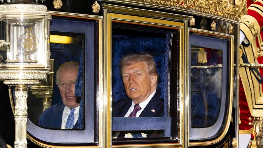 Presiden Donald Trump dan Raja Inggris Charles III meninjau Penjaga Kehormatan setelah kedatangan di Kastil Windsor di Windsor, Inggris, 17 September 2025. (Kirsty Wigglesworth/Pool via REUTERS)
