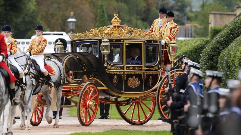 Presiden Donald Trump dan Raja Inggris Charles III meninjau Penjaga Kehormatan setelah kedatangan di Kastil Windsor di Windsor, Inggris, 17 September 2025. (Kirsty Wigglesworth/Pool via REUTERS)