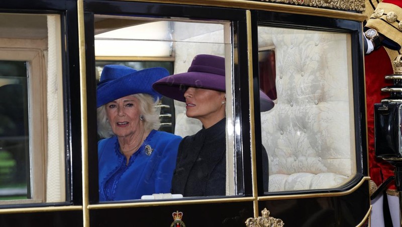 Presiden Donald Trump dan Raja Inggris Charles III meninjau Penjaga Kehormatan setelah kedatangan di Kastil Windsor di Windsor, Inggris, 17 September 2025. (Kirsty Wigglesworth/Pool via REUTERS)