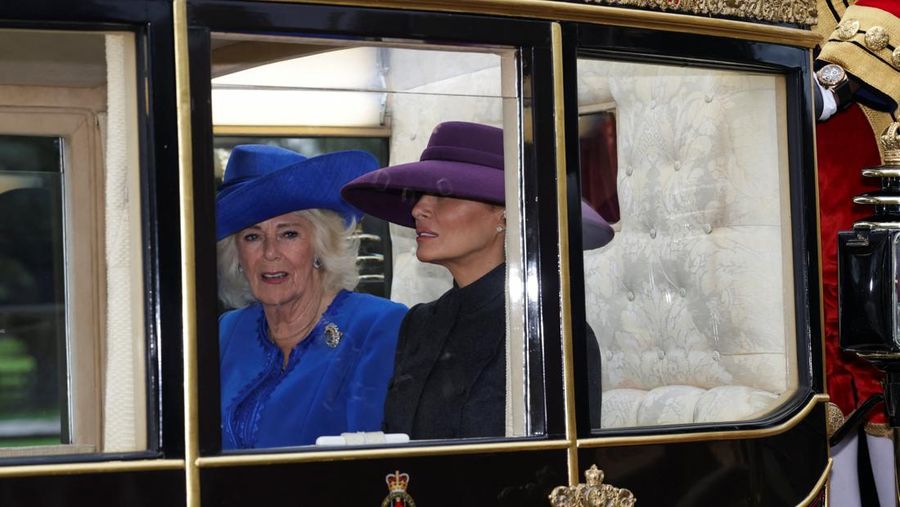 Presiden Donald Trump dan Raja Inggris Charles III meninjau Penjaga Kehormatan setelah kedatangan di Kastil Windsor di Windsor, Inggris, 17 September 2025. Presiden Donald Trump dan Raja Inggris Charles III meninjau Penjaga Kehormatan setelah kedatangan di Kastil Windsor di Windsor, Inggris, 17 September 2025. (Kirsty Wigglesworth/Pool via REUTERS)