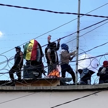 Kelaparan 6 Bulan, Ramai-ramai Napi Ngamuk di Atap Penjara