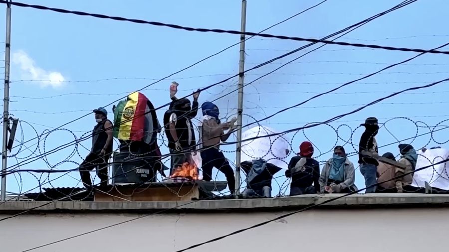 Sejumlah narapidana di Penjara San Pedro, La Paz, Bolivia, menggelar aksi protes dengan naik ke atap gedung pada Selasa. Mereka menuntut pembayaran tunjangan makanan harian dari pemerintah yang sudah tertunggak selama enam bulan. (Tangkapan Layar Video Reuters/)